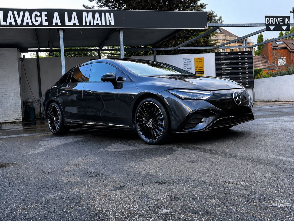 Mercedes EQS noire sous l'enseigne Lavage à la main