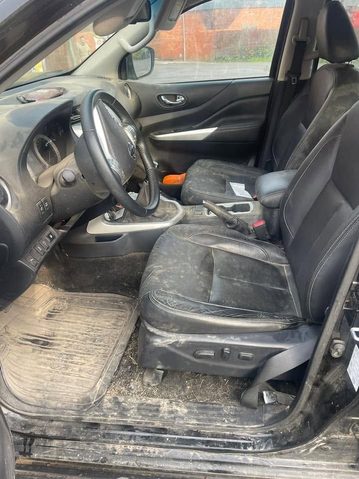 Poste de conduite du même pick-up avant nettoyage, plancher et siège encrassés