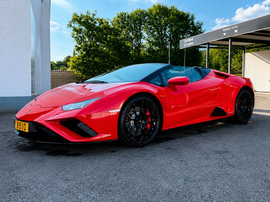 Lamborghini Huracán rouge après lavage à la main