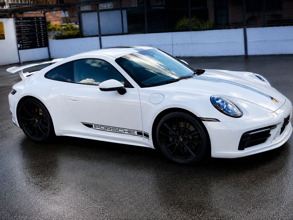 Porsche 911 blanche après lavage à la main